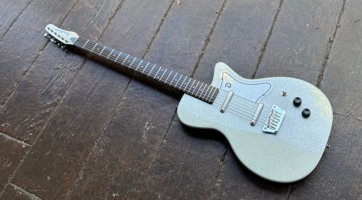 Danelectro 56 Baritone Silver Metalflake – Moze Guitars