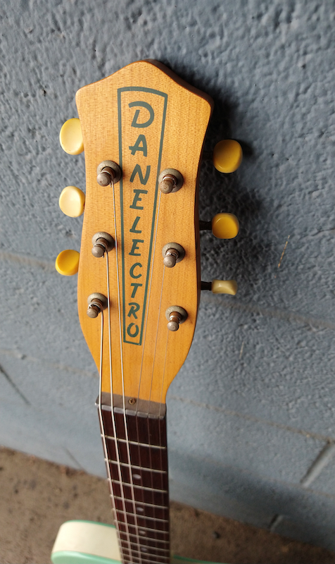 Danelectro U1 Reissue – Moze Guitars