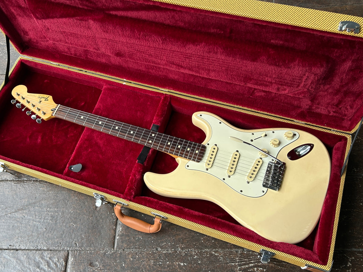 1996 Fender Stratocaster with case MIM – Moze Guitars