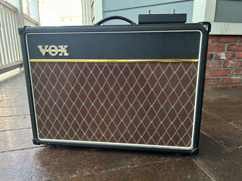Black tolex amplifier with grill cloth argyle, Vox log 