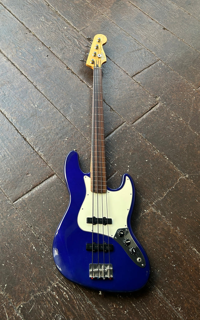 1998 Fender Fretless Jazz Bass with Dimarzio pickups – Moze Guitars