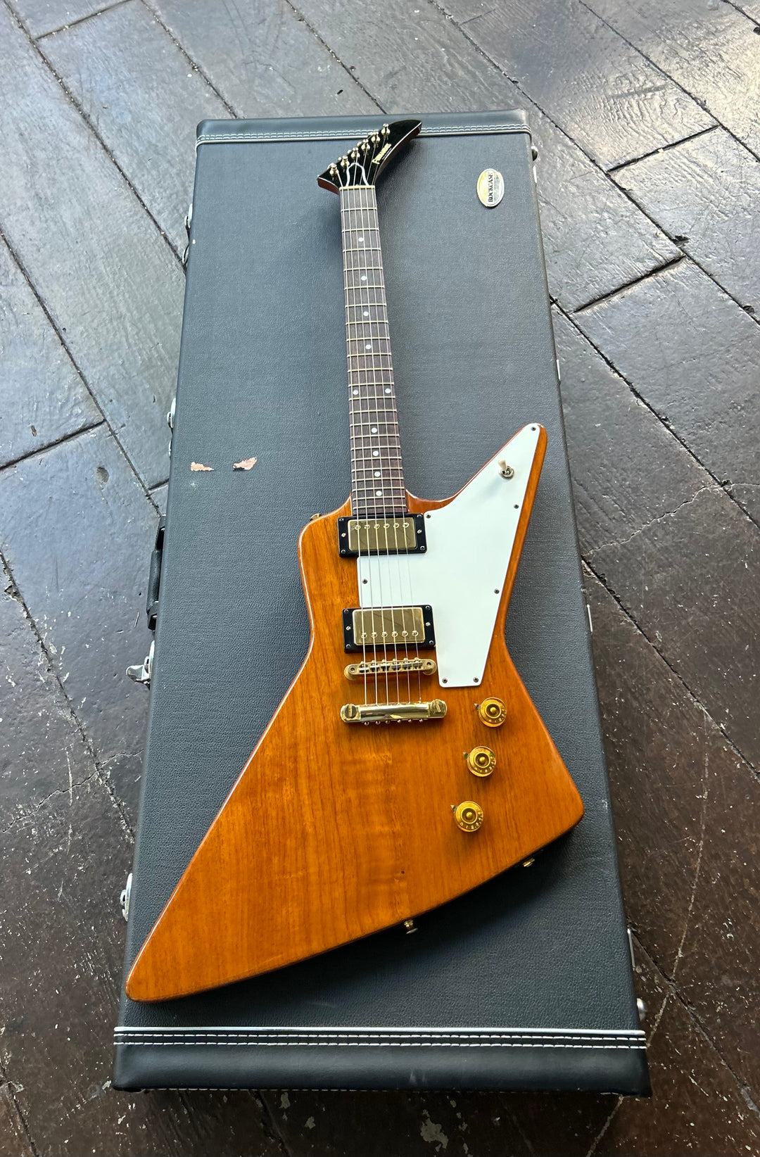 Moze Guitars | San Diego based store offers music lessons