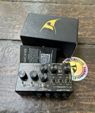 DSM Humbolt Bass Station, black effects pedal with six knob controls