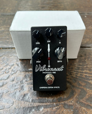 Lovepedal Vibronaut Photocell Vibe, black effects pedal with five knob controls and single button footswitch