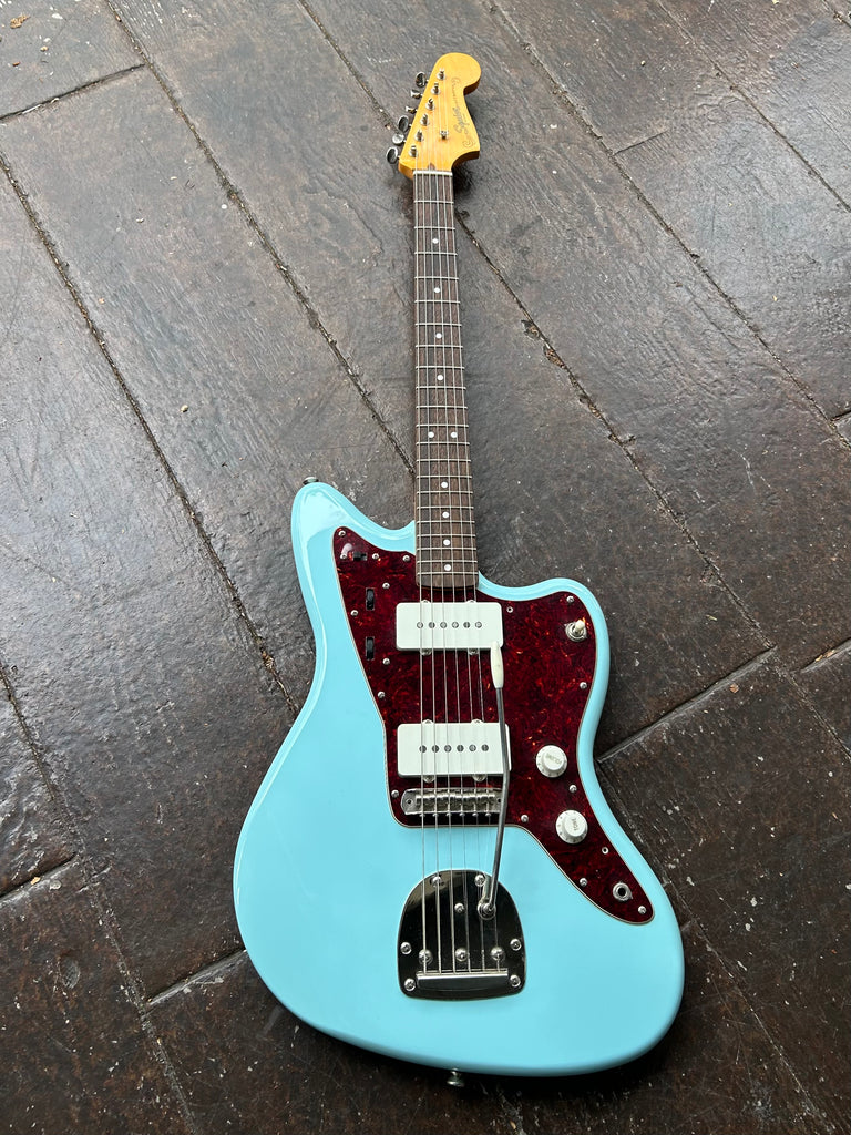 【使い勝手の良い】 '60s Vibe Classic Squier 2022 Jazzmaster Moze – Blue Sonic - ギター