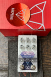 Foxpedal Magnifica Deluxe Reverb with guitar pedal with six control knobs with two button footswitch