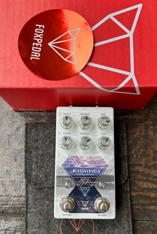 Foxpedal Magnifica Deluxe Reverb with guitar pedal with six control knobs with two button footswitch