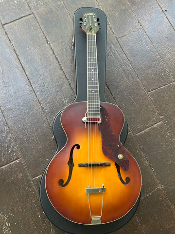 Gretsch New Yorker G9555, archtop sunburst guitar with single pick-up, ebony fretboard and black headstock