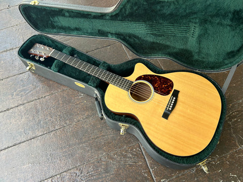 top view Martin spruce top with ebony bridge and tortoise pick guard, ebony fretboard with dot inlays and Martin rosewood headstock 