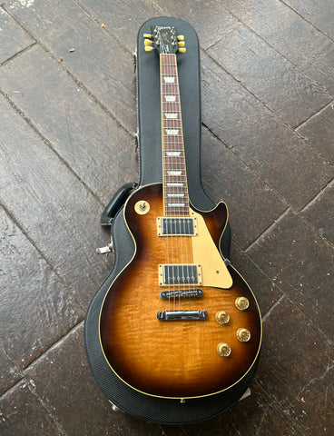 Brown sunburst Gibsob, with metal hardware and chrome pick ups, rosewood fretboard with pear trapeze inlays and black Gibson headstock