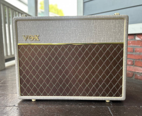 Vox AC30HW2X 30-watt 2x12" Handwired Tube Combo Amp with Alnico Blue Speakers. tan with brown grill cloth