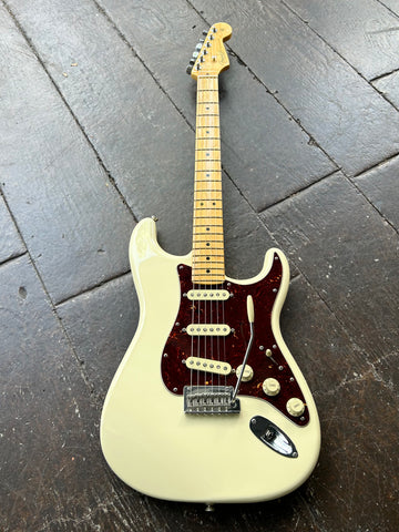 American Professional II Stratocaster, Maple Fingerboard, Olympic White