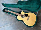 Spruce top, Martin, black pick guard with rosewood bridge, rosewood fretboard with perl dot inlays, rosewood headstock