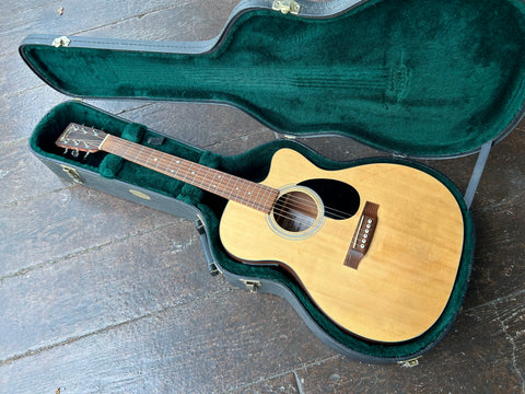 Spruce top, Martin, black pick guard with rosewood bridge, rosewood fretboard with perl dot inlays, rosewood headstock