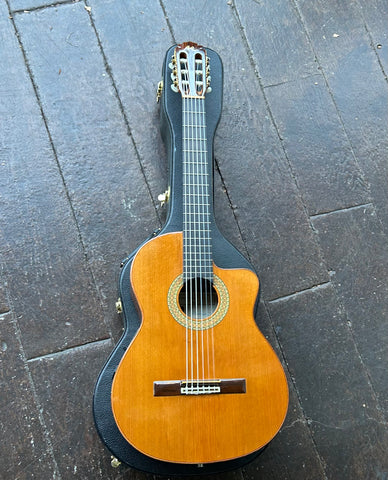 Manuel Rodriguez Classical C0204, spruce top, rosewood bridge and fretboard with rosewood headstock, gold tuners