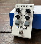 front view: SDRUM Strummable Drums white pedal eith four black knobs, two small pads with box