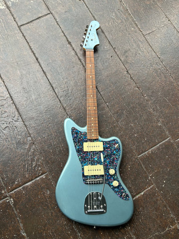 Fender Vintera '60s Jazzmaster, Pau Ferro Fingerboard, Ice Blue Metallic body and headstock