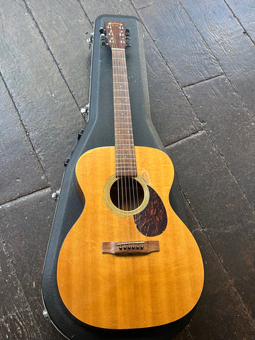 2002 Martin OM-21 acoustic guitar with spruce top, rosewood bridge and fretboard, rosewood headstock, tortoise pickguard 