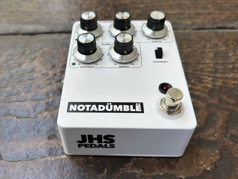 JHS NOTADÜMBLË white effects pedal with five control knobs and single button footswitch