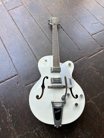 Gretsch G5120 Electromatic Hollow Body :
Finish: White
Body: Hollow Body, Single Cutaway
Top: Laminated Maple