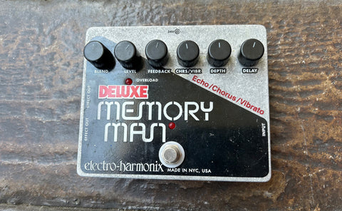 Electro-Harmonix Deluxe Memory Man 550Ms Analog Delay / Chorus / Vibrato effects pedal, silver and black enclosure, six black control knobs single button footswitch