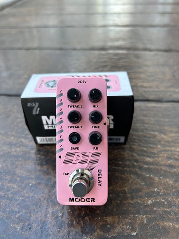 Mooer D7 Delay Pedal propped against included box