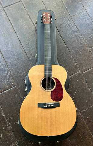 2001 Martin 000X1 
Auditorium, solid spruce top acoustic guitar